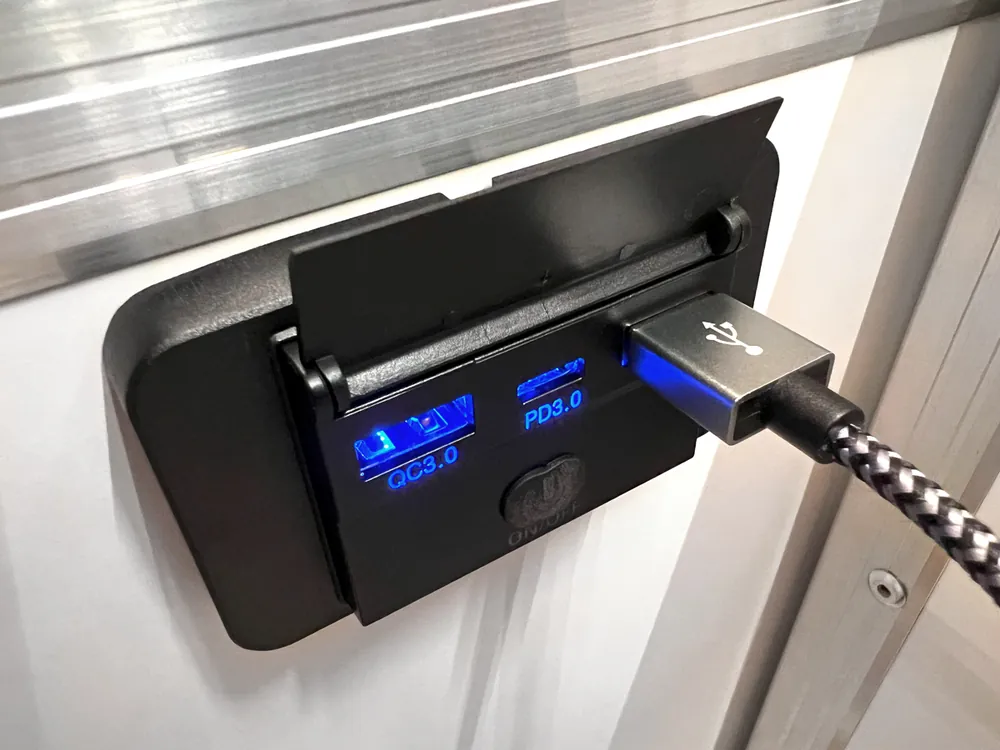 Markenprodukt USB-Aufbau-Steckdose, 3-fach mit Ein- und Ausschalter, 12V