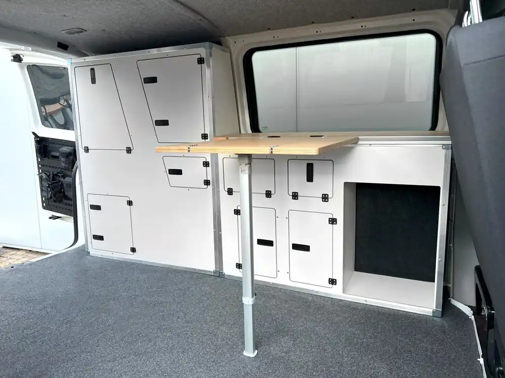 Möbelzeile mit Kleiderschrank und Küchenblock, weiß, für VW Bus T5/T6, Version 1 Begrenztes Angebot